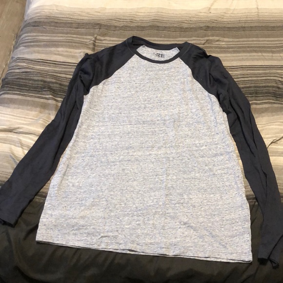 Long sleeve t- size small - Picture 1 of 1